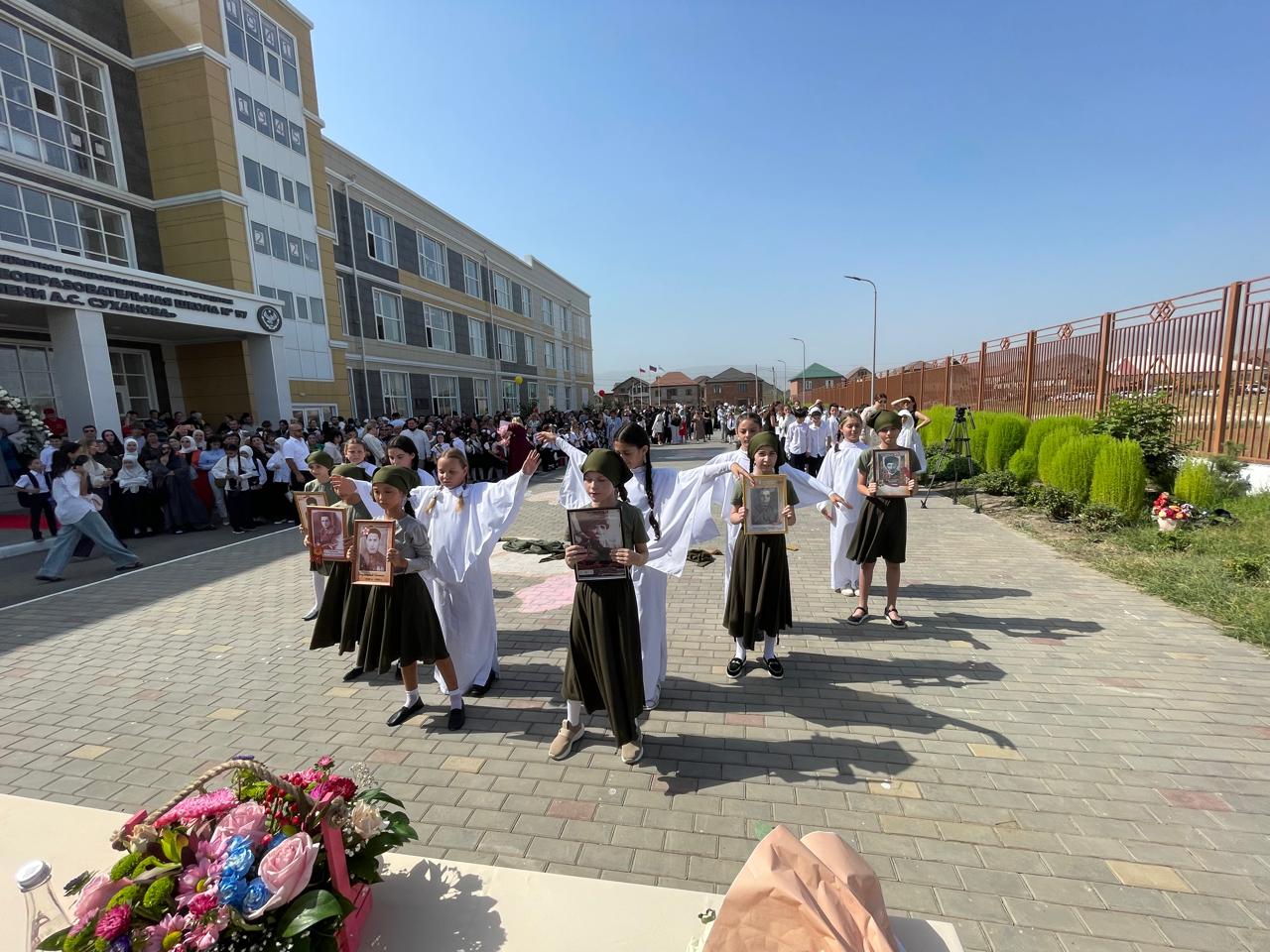 Статс-секретарь Миннаца РД принял участие в торжественной линейке в школе №57 Махачкалы
